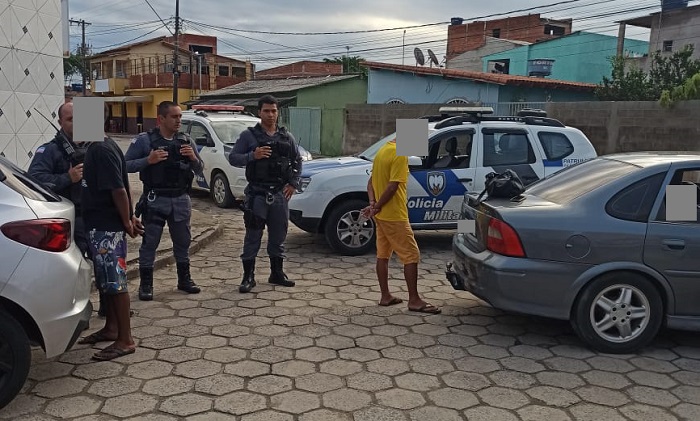 PMs Sombras e CPU apreendem dinheiro, crack e levam ocupantes de Vectra para a delegacia de Linhares