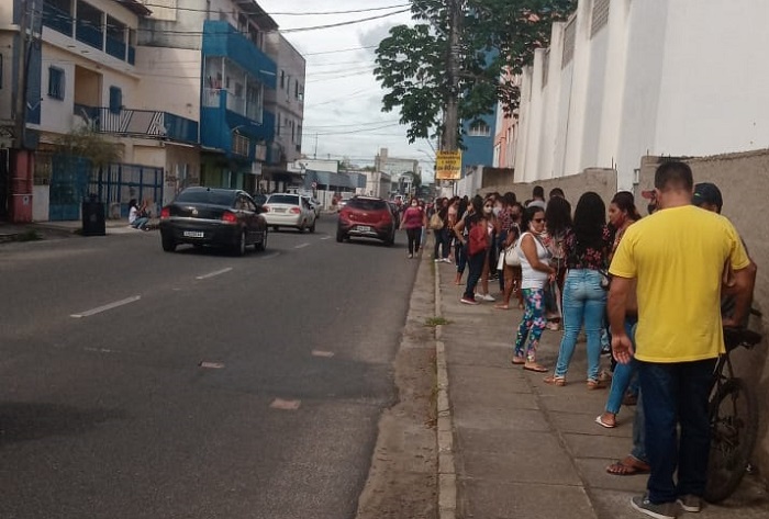 Desempregados viram quarteirão (e a noite) para entregar currículo em Linhares
