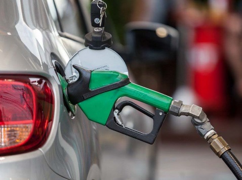 Motoristas de Linhares vão abastecer 50 centavos de gasolina em protesto contra o aumento