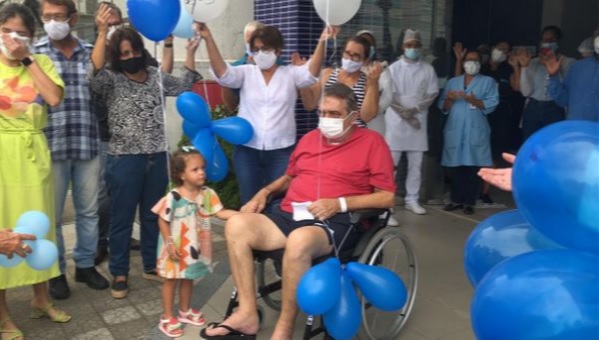 Paulo Faé: Foto de médico que venceu a Covid-19 emociona em Linhares