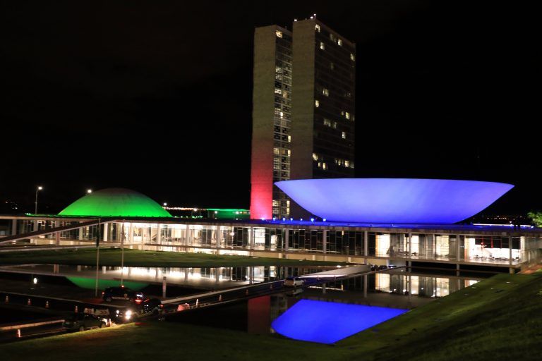Congresso tem iluminação especial em apoio à campanha de conscientização das doenças raras
