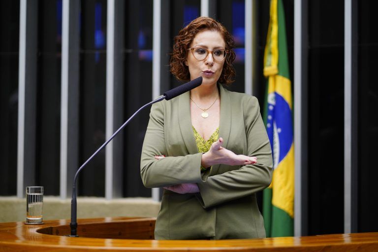 Projeto proíbe dispensa por justa causa para empregado que não se vacinar contra Covid-19