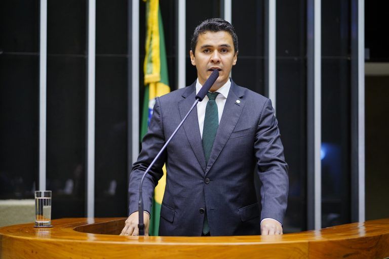 Projeto duplica pena para tortura cometida contra crianças e gestantes
