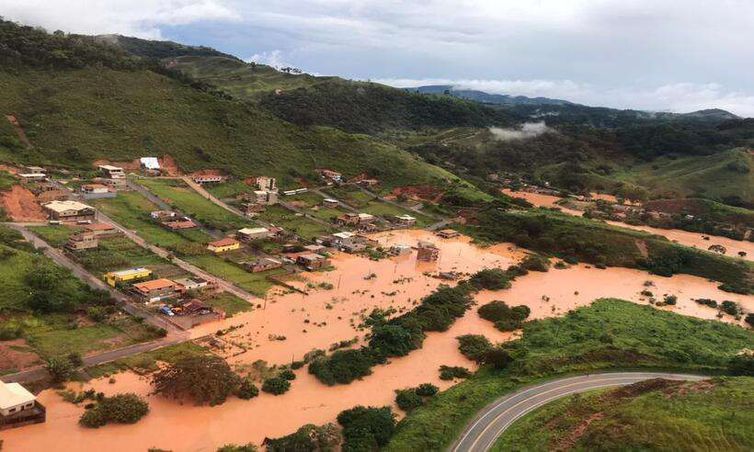 Bombeiros encontram mais três soterrados em Santa Maria de Itabira