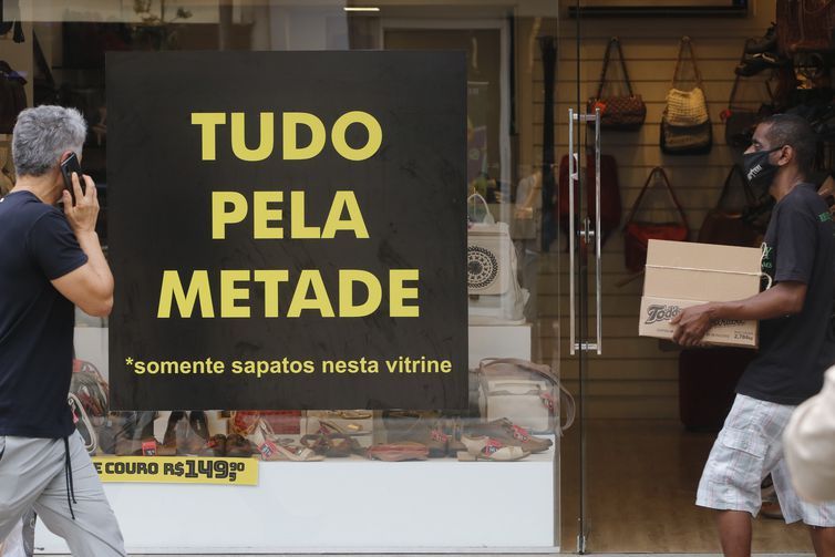 Intenção de consumo das famílias cai 0,6% em fevereiro