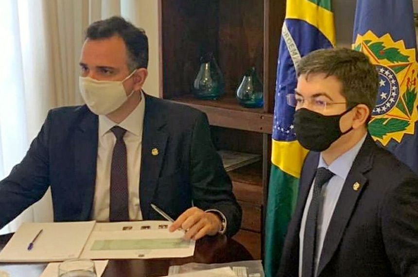 Pacheco e Randolfe articulam para que Brasil tenha vacinas da Pfizer e da Janssen