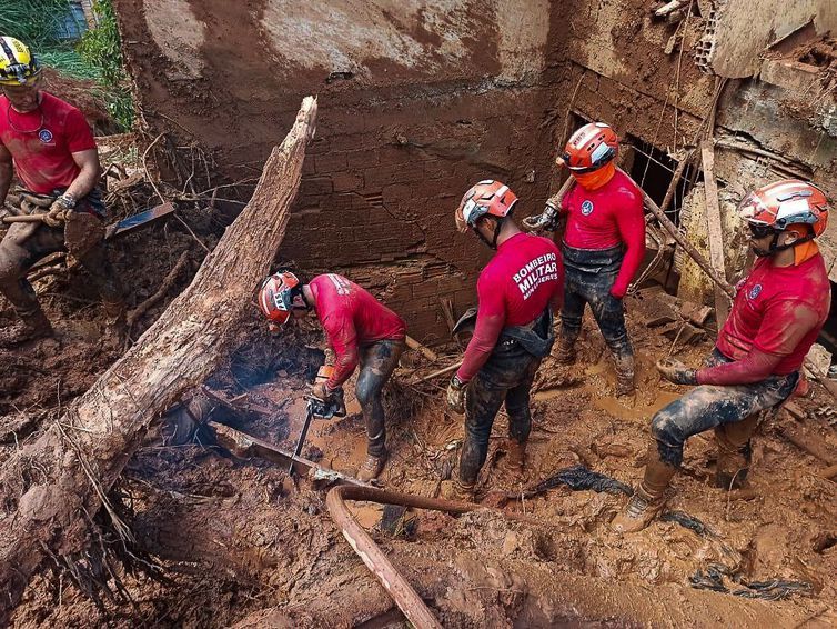 Governo libera R$ 450 milhões para lidar com estragos da chuva