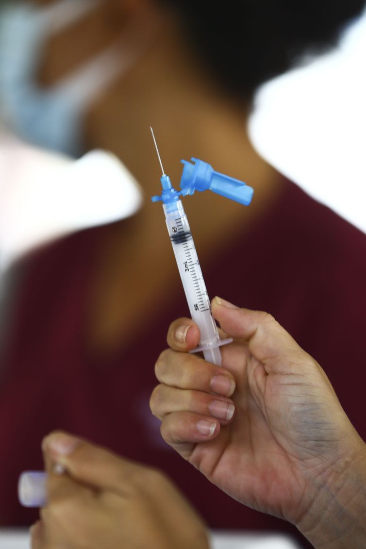 Cariocas devem tomar segunda dose de vacina no mesmo posto da primeira