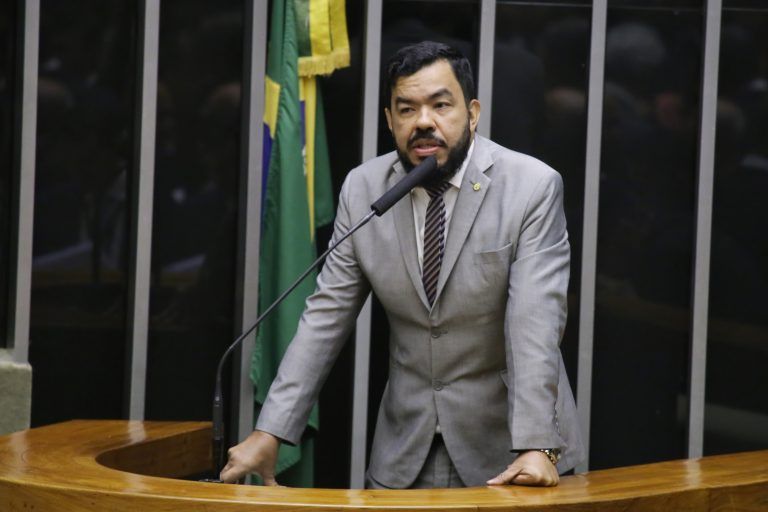 Proposta concede porte de arma ao veterinário que atua na fiscalização