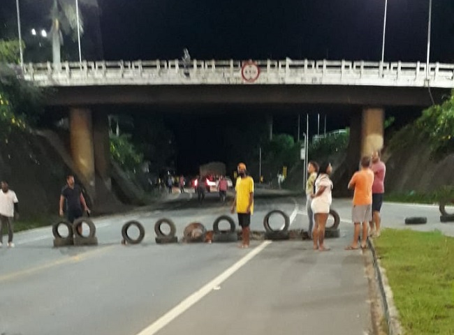 De novo: Ponte Joaquim Calmon amanhece fechada em Linhares. Veja como foi o protesto