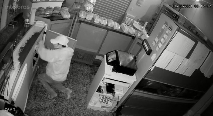 Vídeo: Jovem é detido após flagra de furto em padaria de Linhares