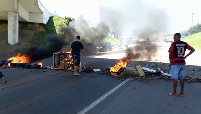 BR-101 Norte fechada em São Mateus em protesto contra aumento no preço da gasolina