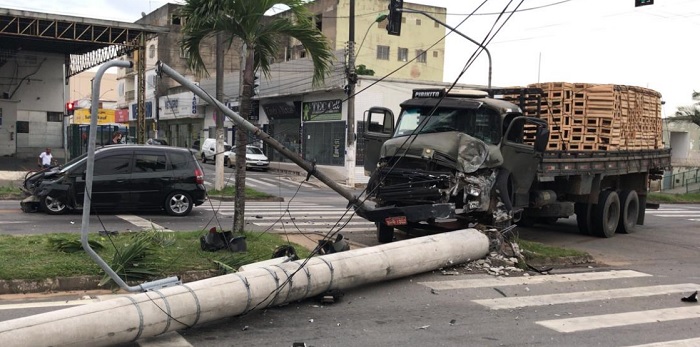 Sem vítimas: Caminhão colide contra carro de passeio e derruba poste na BR-101, em Linhares