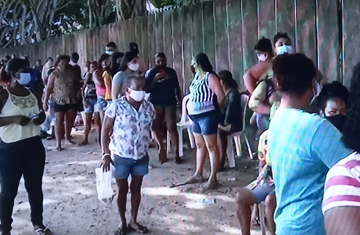 Fila quilométrica para conseguir desconto no gás de cozinha em Linhares