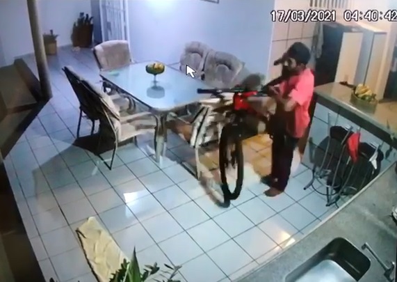 Vídeo: Ladrão furta bike em Linhares, e nem se importa se tem gente dormindo no local