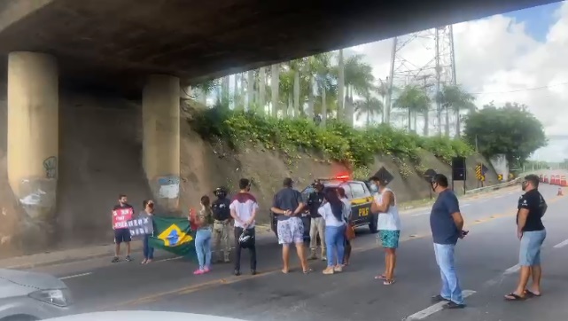 Comerciantes fecham BR-101 em Linhares, em protesto contra quarentena