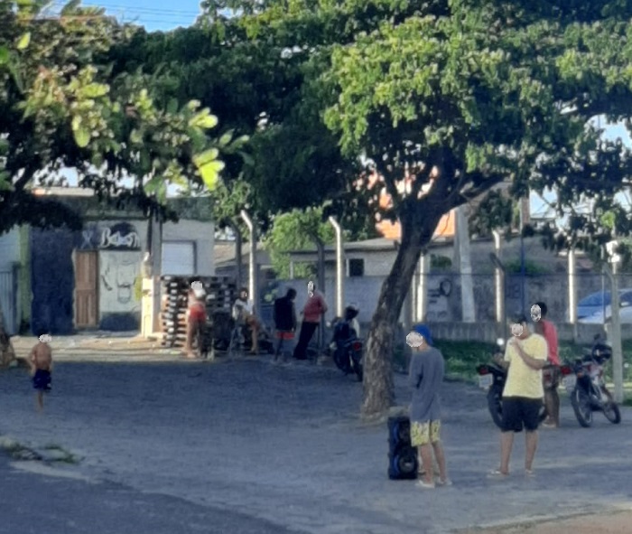 Fim de tarde com funk pesadão e em via pública, no Jocafe 1