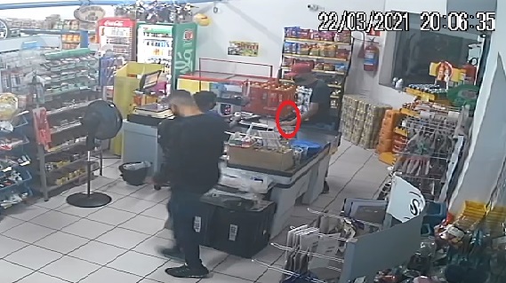 Assaltantes agem em supermercado de Linhares. Reconhece algum? Veja o vídeo