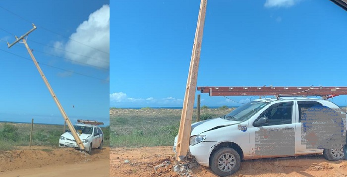 Carro colide contra poste na Estrada de Regência