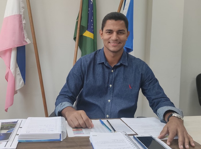 Entrevista: Roque Chile fala sobre assuntos polêmicos, incluindo a gratificação para o diretor-geral da Câmara de Linhares