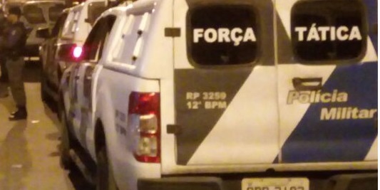 Espera Tapa: FT aborda Uno branco e leva 2 com mandado de prisão para a delegacia de Linhares