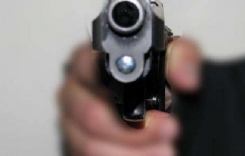 Homem leva dois tiros durante assalto à luz do dia no Aviso