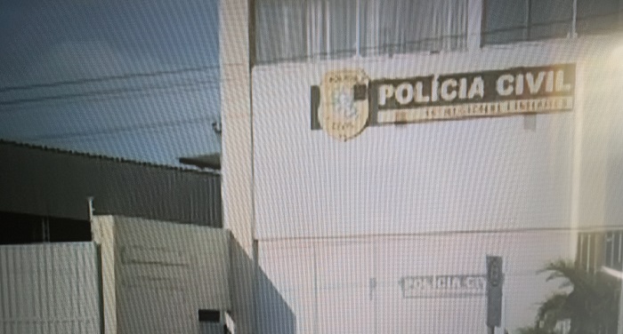 Homem é detido após suspeita de agredir companheira gestante e assediar enteada