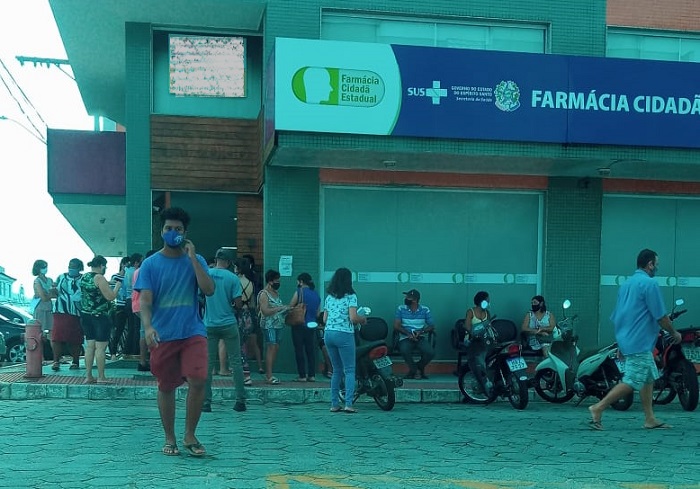 Aglomeração na fila para conseguir remédio com hora marcada em Linhares