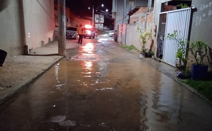 Ainda não é chuva: Adutora do Saae rompe, e água toma conta de rua em Linhares