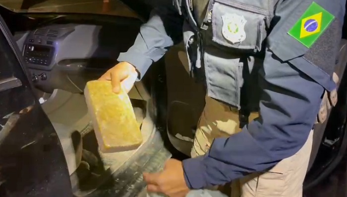 Carro de aplicativo com 1kg de crack, Dólar e dinheiro abordado na BR-101, em Linhares