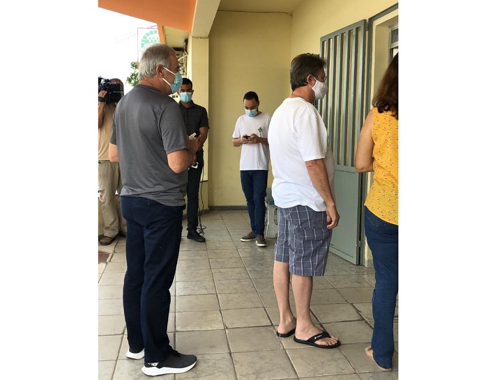 Prefeito de Linhares enfrenta fila para tomar 1ª dose da vacina contra Covid-19