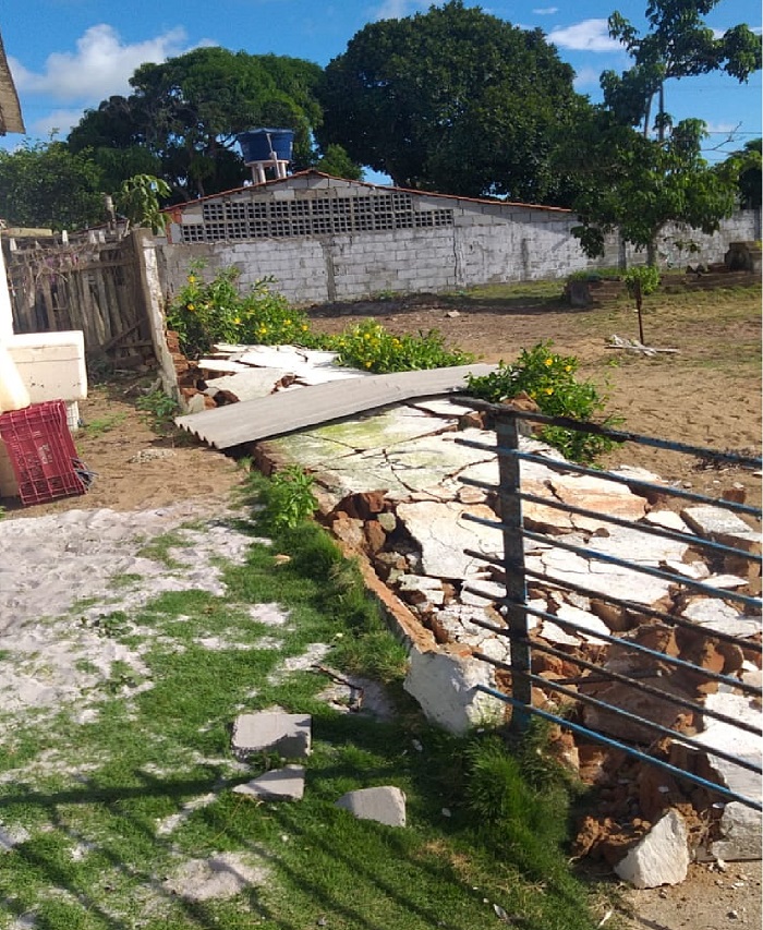 Muro cai, e cemitério de Regência fica ligado com a rua