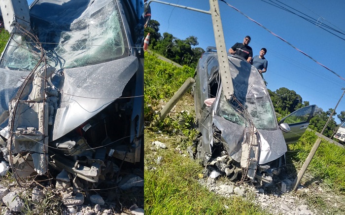 Carro “se acaba” ao colidir em poste na Estrada do Pontal