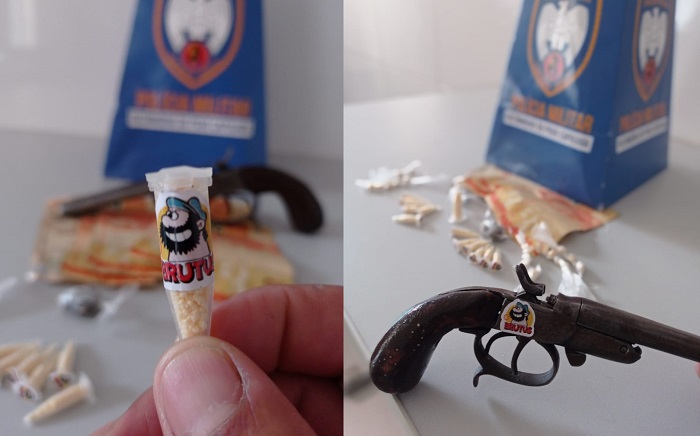 Drogas e arma com logomarca são apreendidas pela Barca Terror da Bandidagem em Sooretama