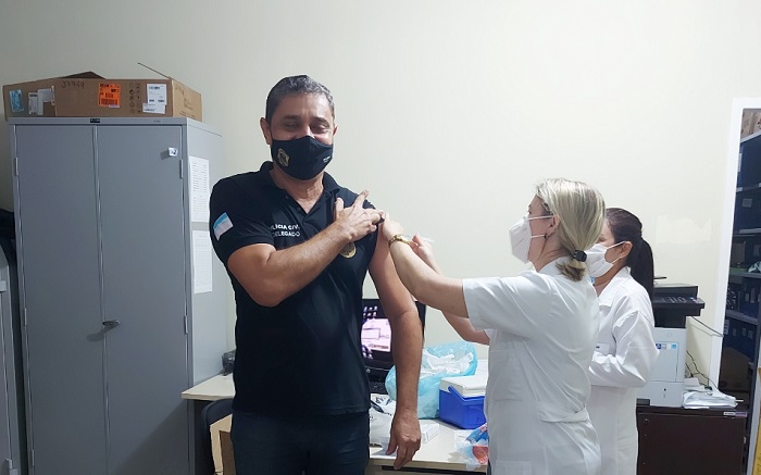 Delegado de Linhares comemora primeira dose da vacina contra Covid-19