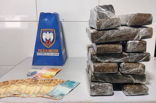 Golf preto: Jovem de 23 anos é flagrado com 14 tabletes de maconha no Centro de Linhares