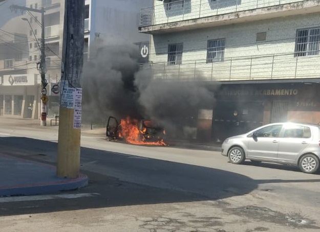 Vídeo: Leitora relata fogo que consumiu carro de passeio em Aracruz