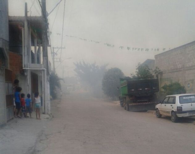 Canivete: fogo em vegetação “expulsa” moradores de casa