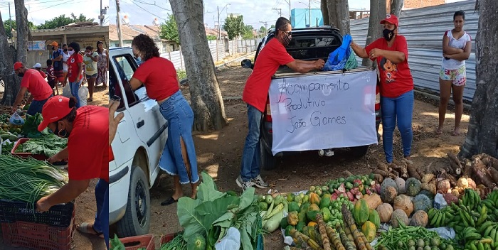 Acampamento produtivo entrega alimentos à população carente em Linhares