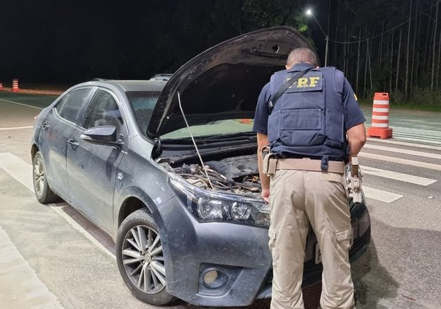 Corolla roubado é recuperado pela PRF na BR-101