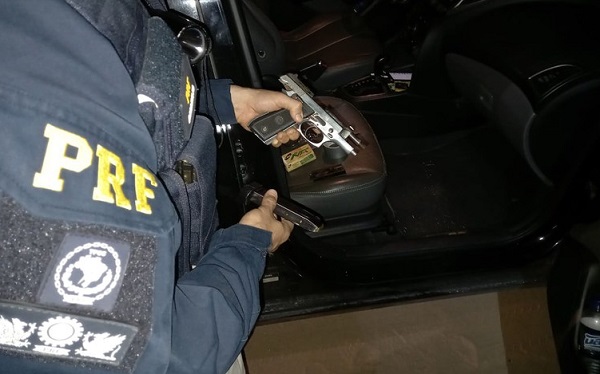 HB20: PRF encontra pistolas, algemas e material usado para amordaçar vítimas