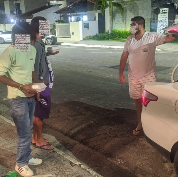 Vereador é visto distribuindo lanches às pessoas carentes em Linhares
