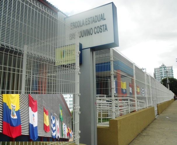 Centro de Linhares: Bandeiras “invadem” Escola Bartouvino Costa
