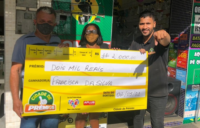 Tem casal rindo à toa após uma passadinha na Loja Pé Quente