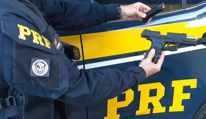 PRF apreende pistola na BR-101. Arma estava dentro de Amarok, em Linhares
