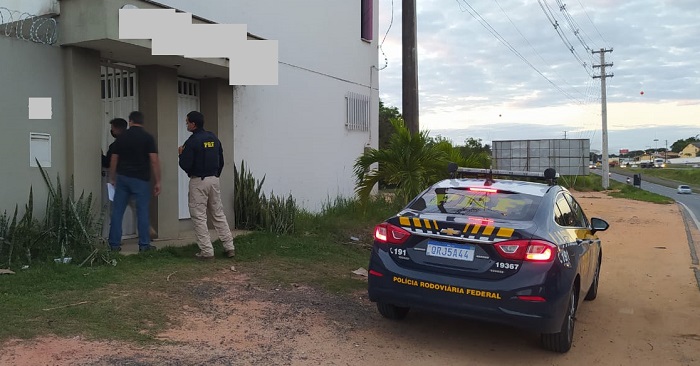 PRF cumpre mandado em local da festa onde motorista embriagado foi preso após acidente em Linhares