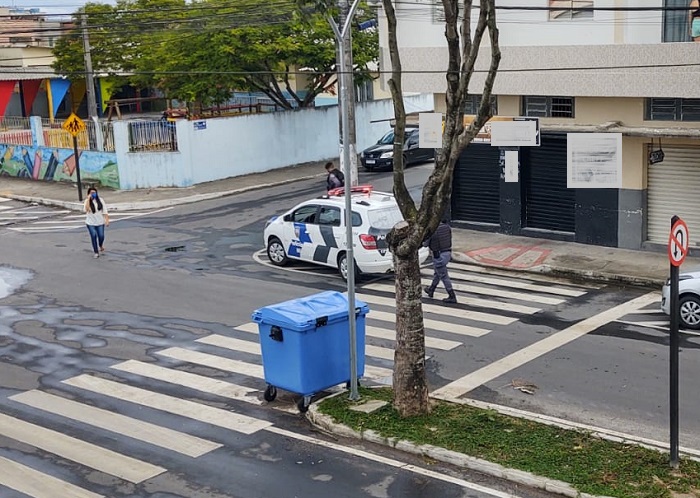 Jovem é baleado dentro de salão no Juparanã. Um disparo acertou, e 3 mascaram