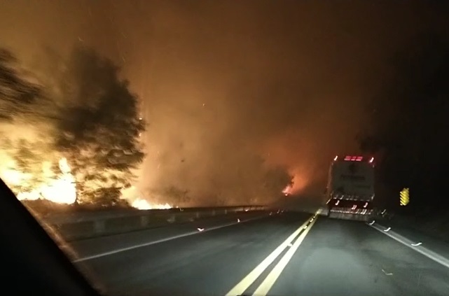 Incêndio de grande proporção na Reserva de Sooretama. Teve Pare e siga na BR-101