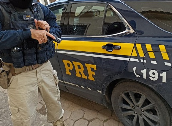 PRF apreende arma de fogo e cocaína com motorista em Linhares