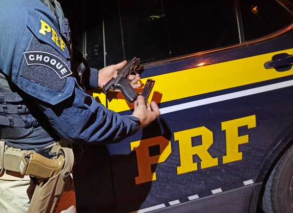 Registro: PRF apreende arma de origem Argentina em veículo vindo de MG